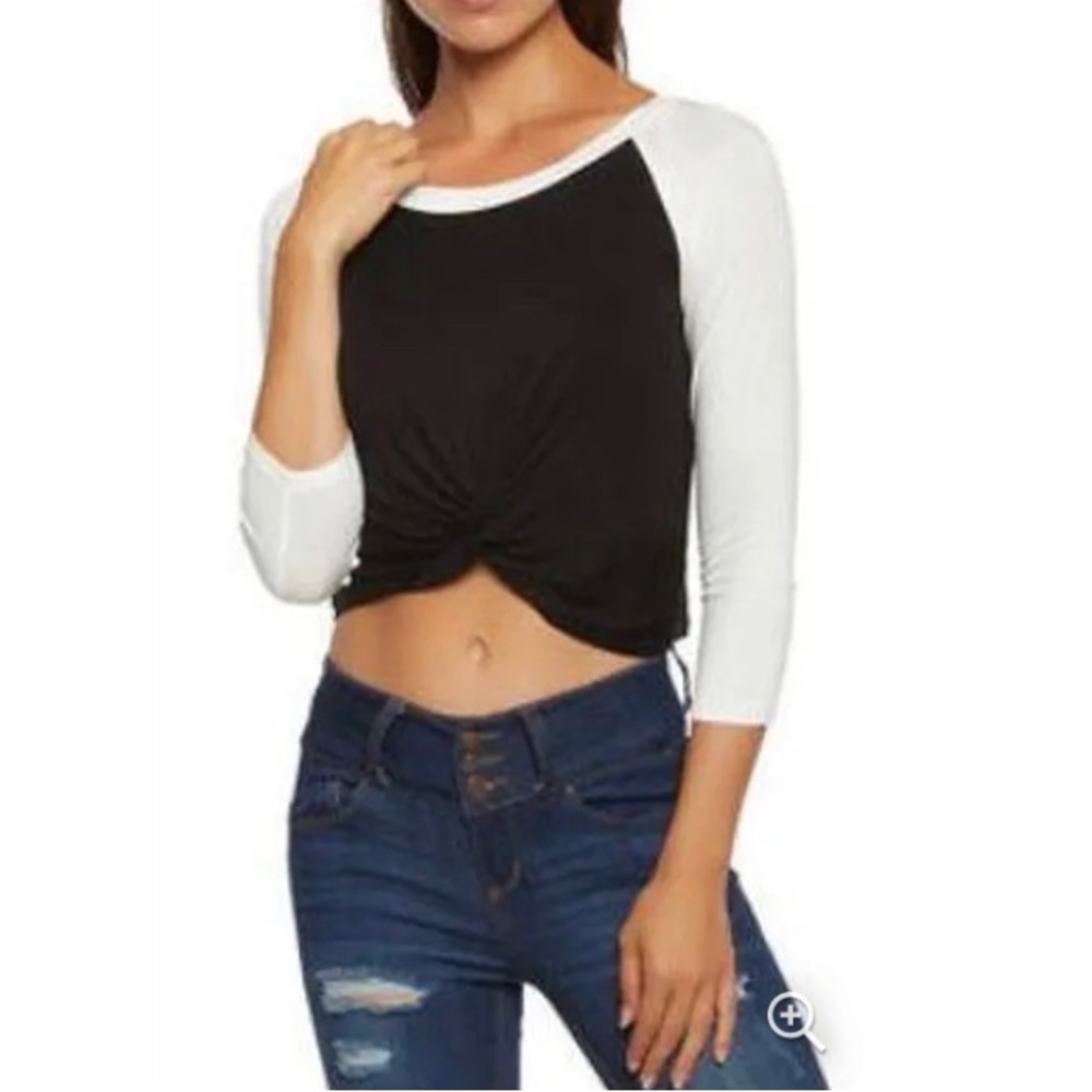 U2B black and white sleeved crop top in good condition. (Worn: 0)